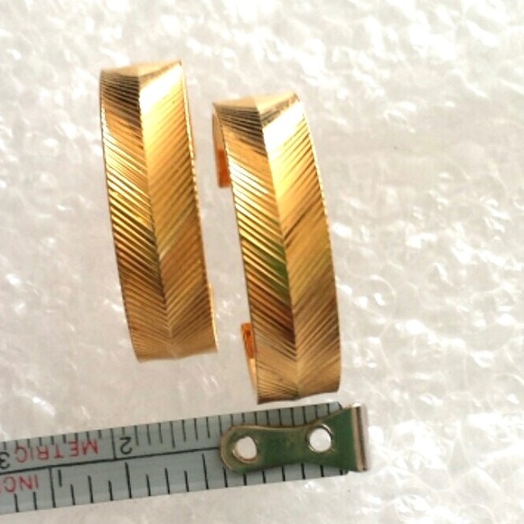 Couture 14Kt Yellow Gold Diamond Cut Textured Wide Hoop Earrings. 14kt earrings - Picture 2 of 6